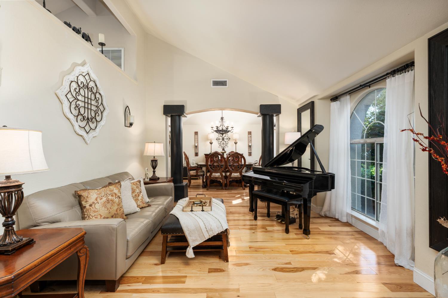 841 E Country View Cir, Fresno, CA 93730