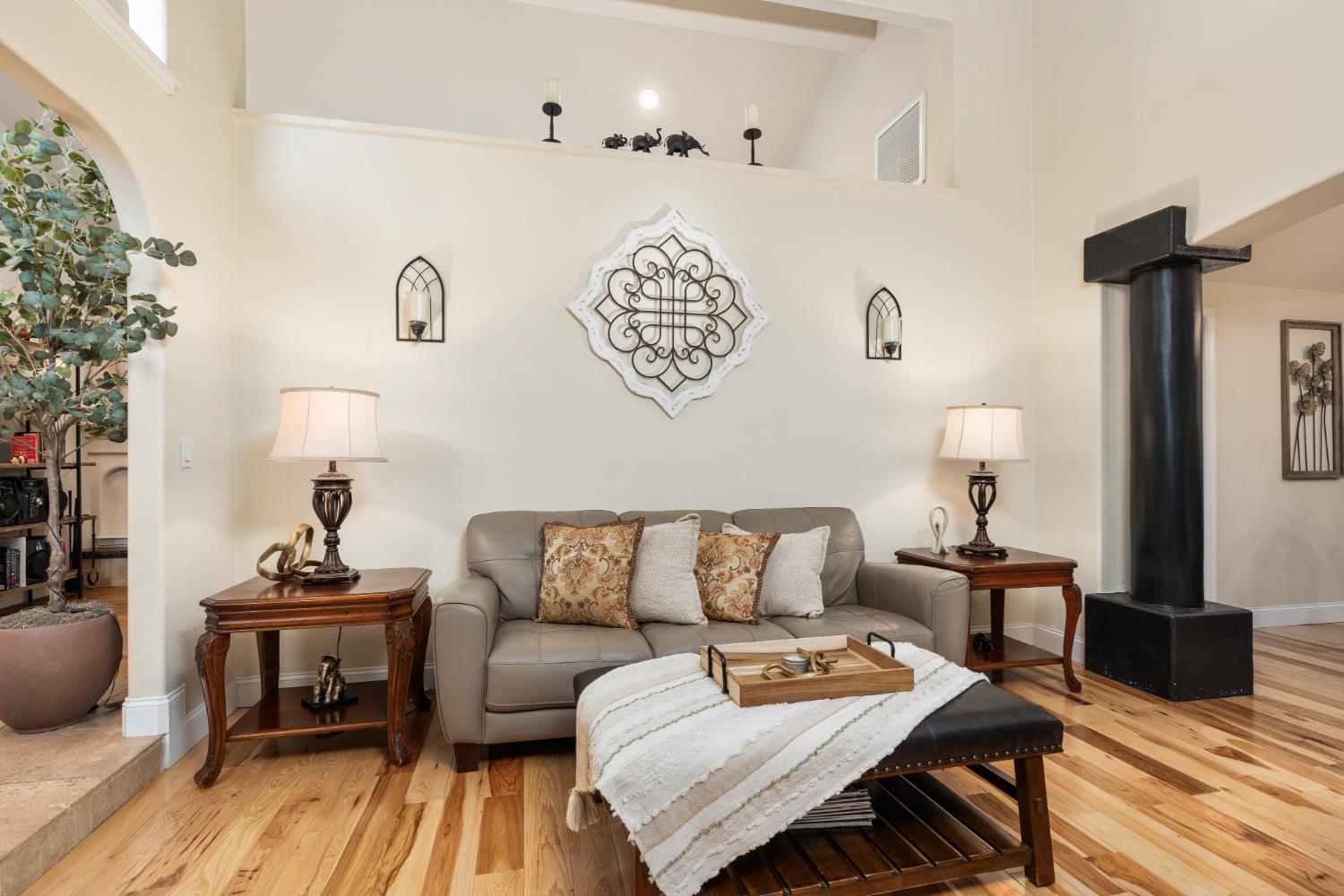 841 E Country View Cir, Fresno, CA 93730