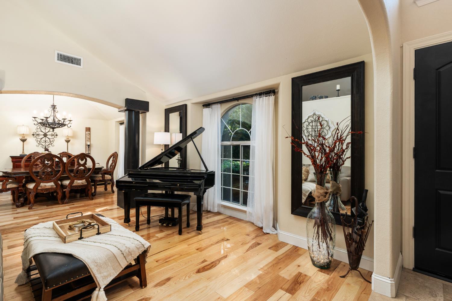 841 E Country View Cir, Fresno, CA 93730