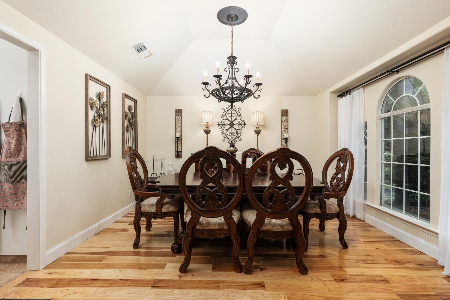 841 E Country View Cir, Fresno, CA 93730