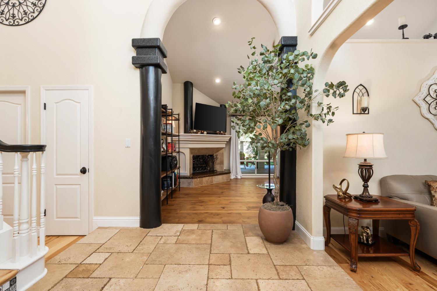 841 E Country View Cir, Fresno, CA 93730