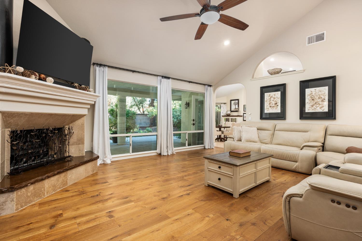 841 E Country View Cir, Fresno, CA 93730