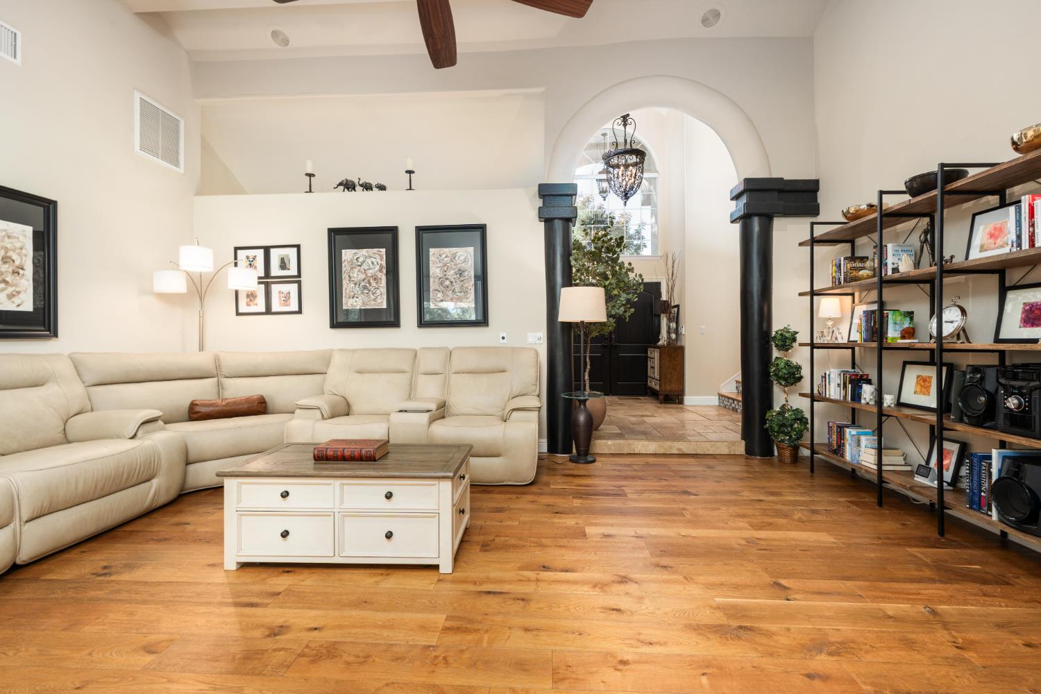 841 E Country View Cir, Fresno, CA 93730