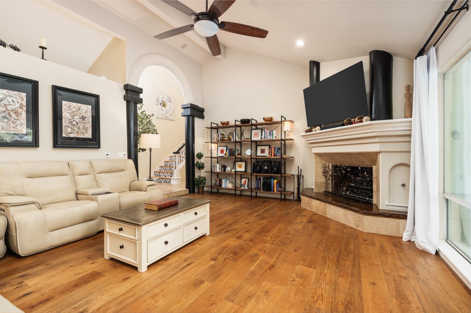 841 E Country View Cir, Fresno, CA 93730