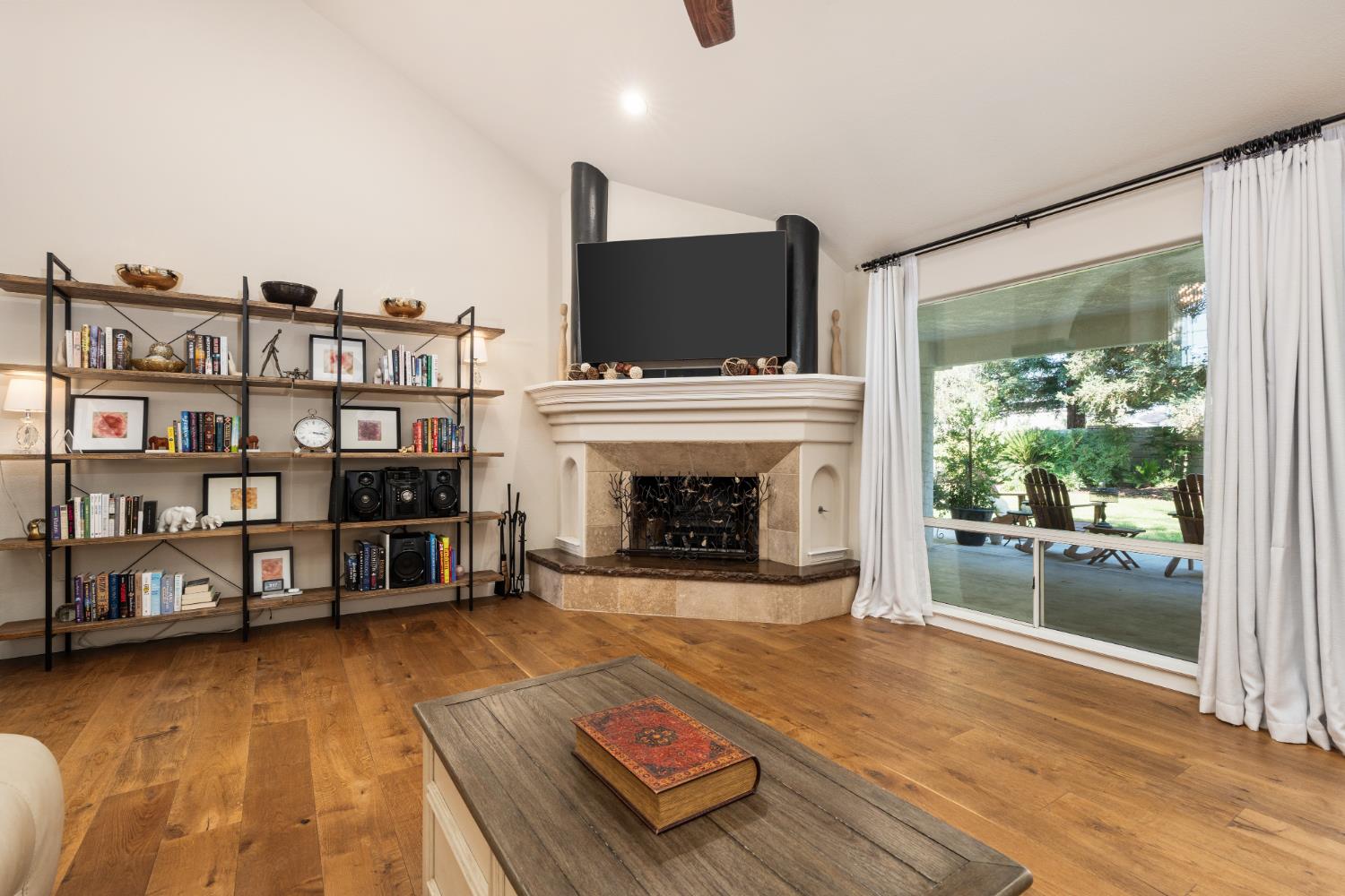 841 E Country View Cir, Fresno, CA 93730