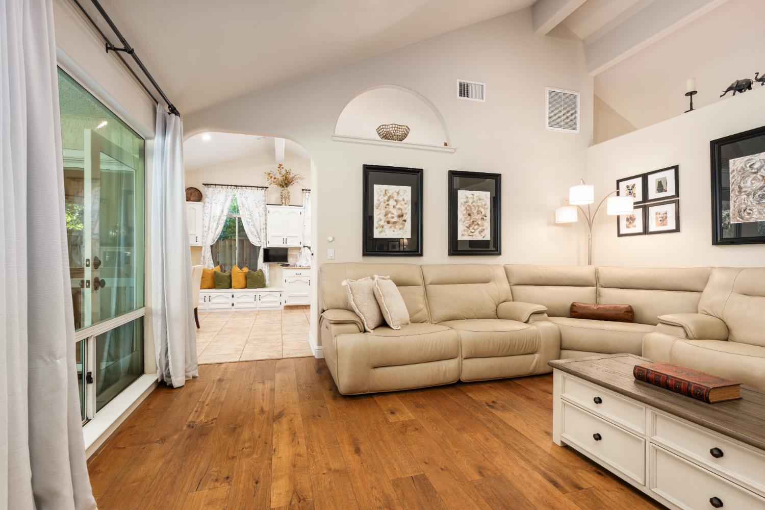 841 E Country View Cir, Fresno, CA 93730