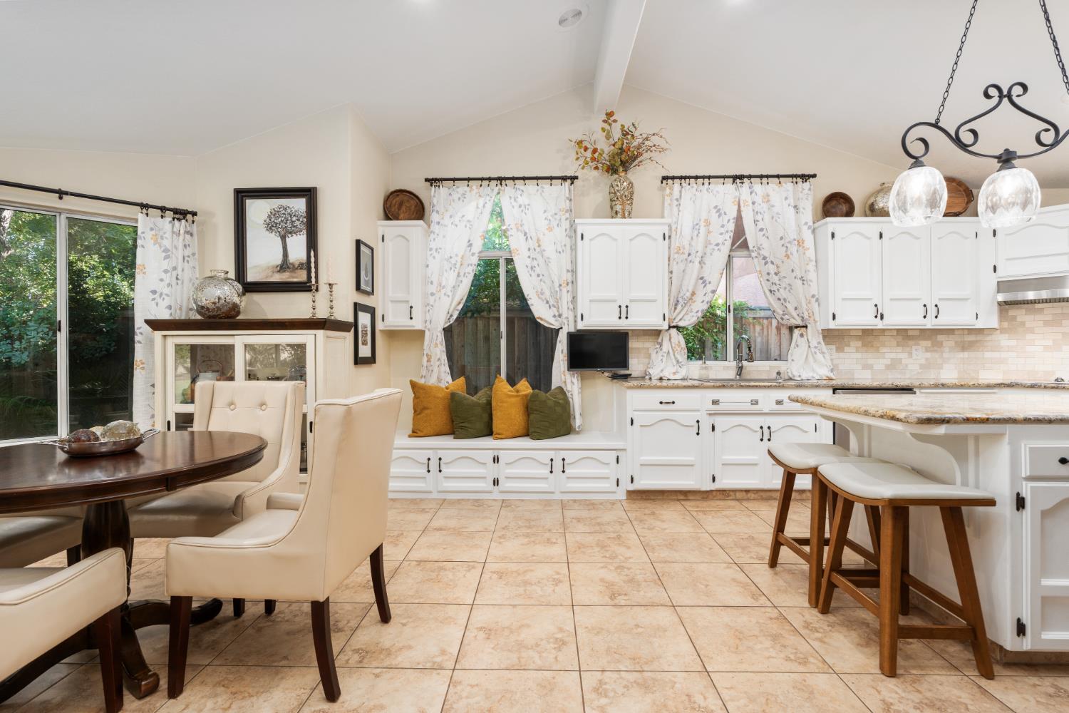 841 E Country View Cir, Fresno, CA 93730