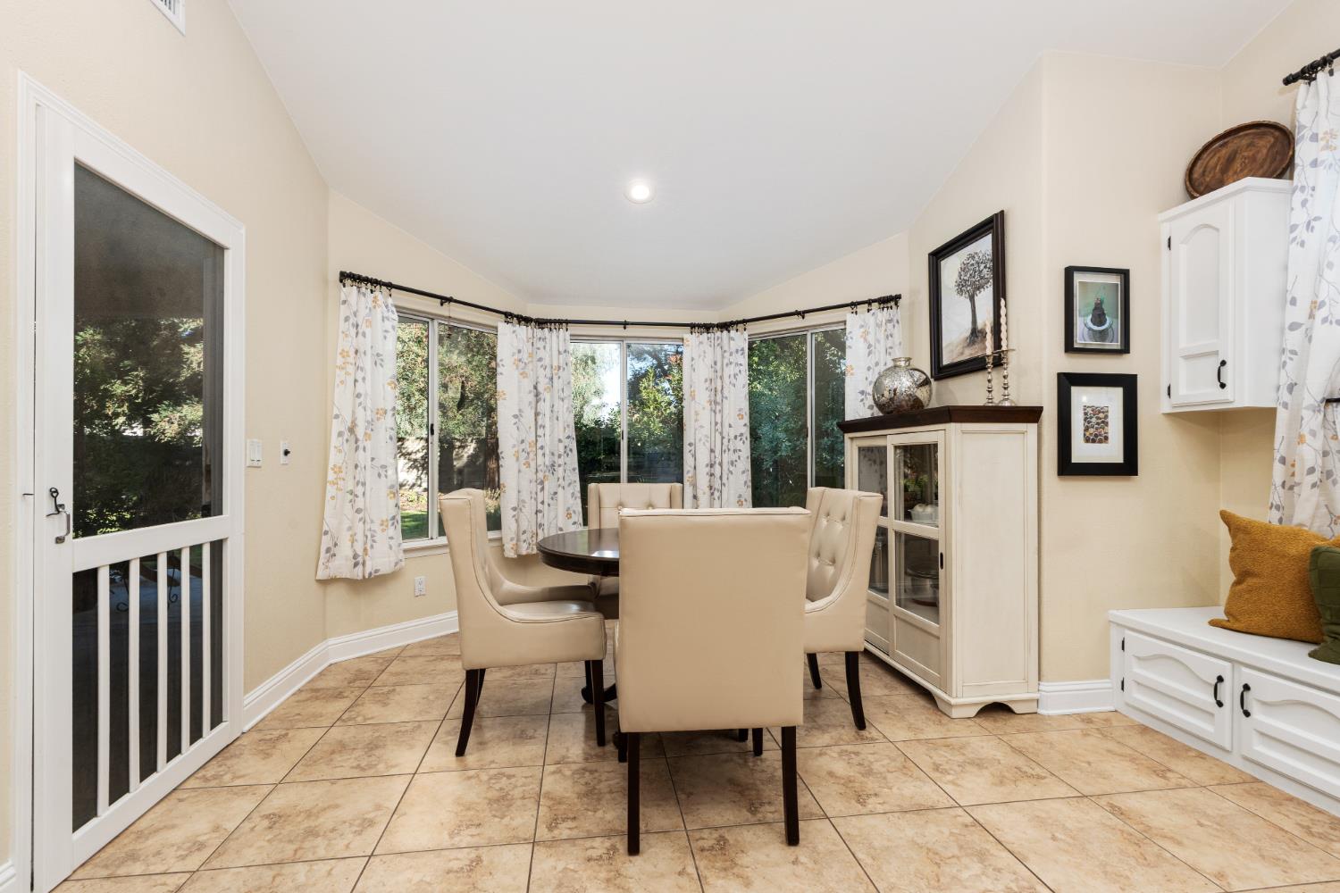 841 E Country View Cir, Fresno, CA 93730