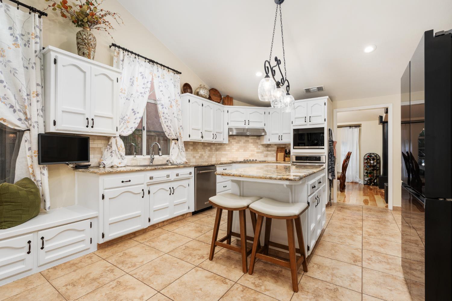 841 E Country View Cir, Fresno, CA 93730