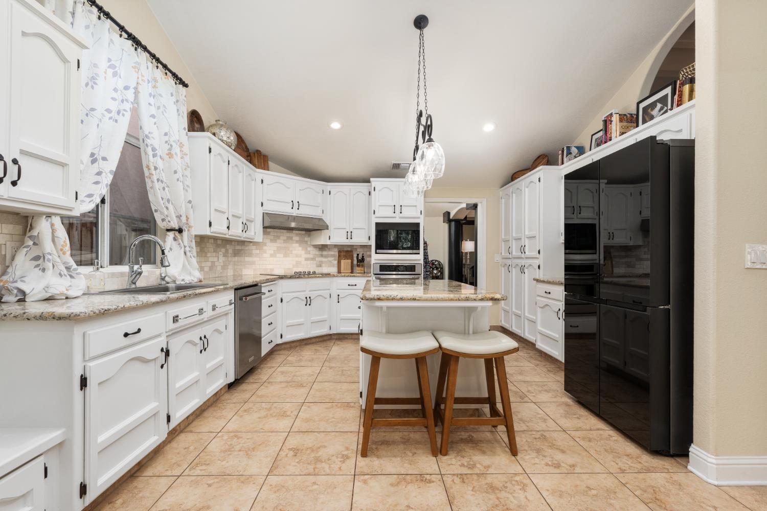 841 E Country View Cir, Fresno, CA 93730