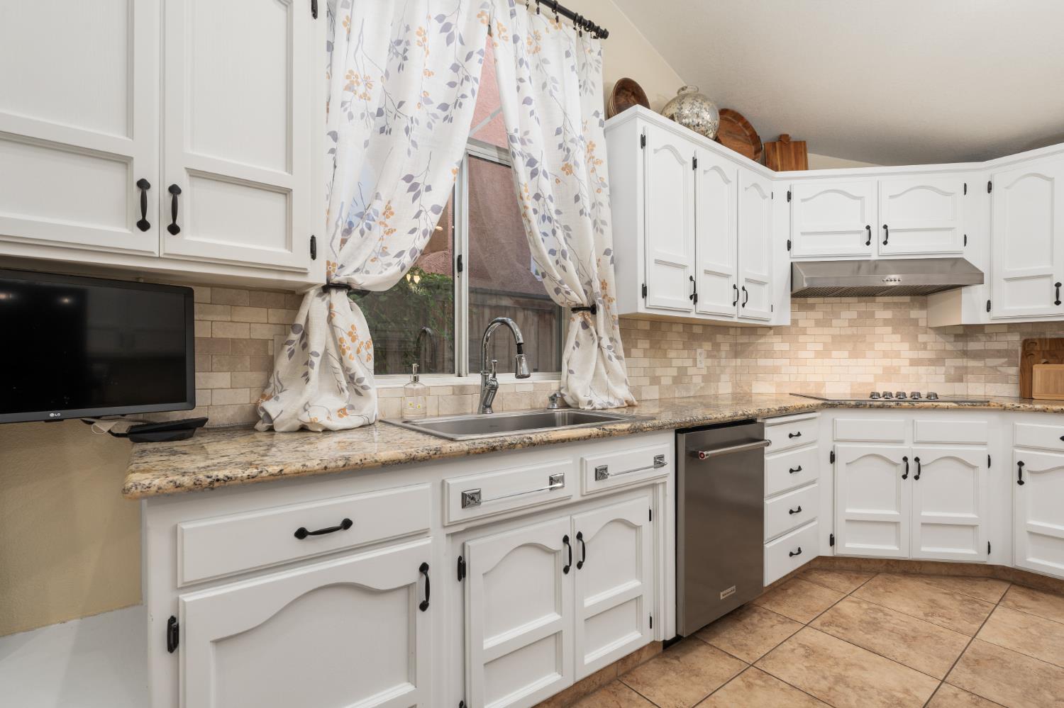 841 E Country View Cir, Fresno, CA 93730