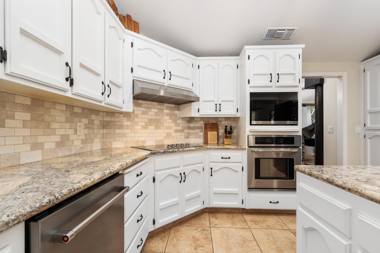 841 E Country View Cir, Fresno, CA 93730