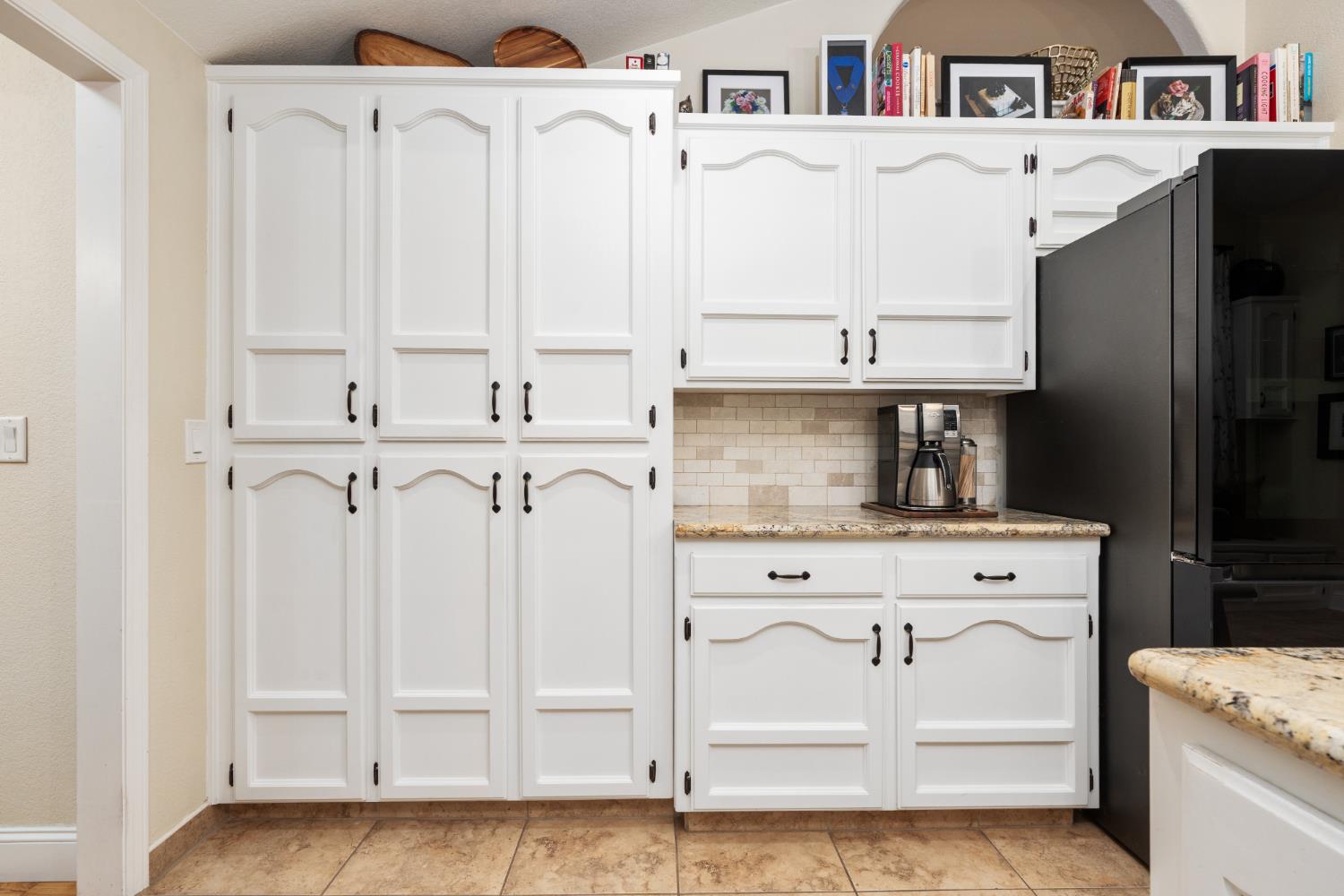 841 E Country View Cir, Fresno, CA 93730