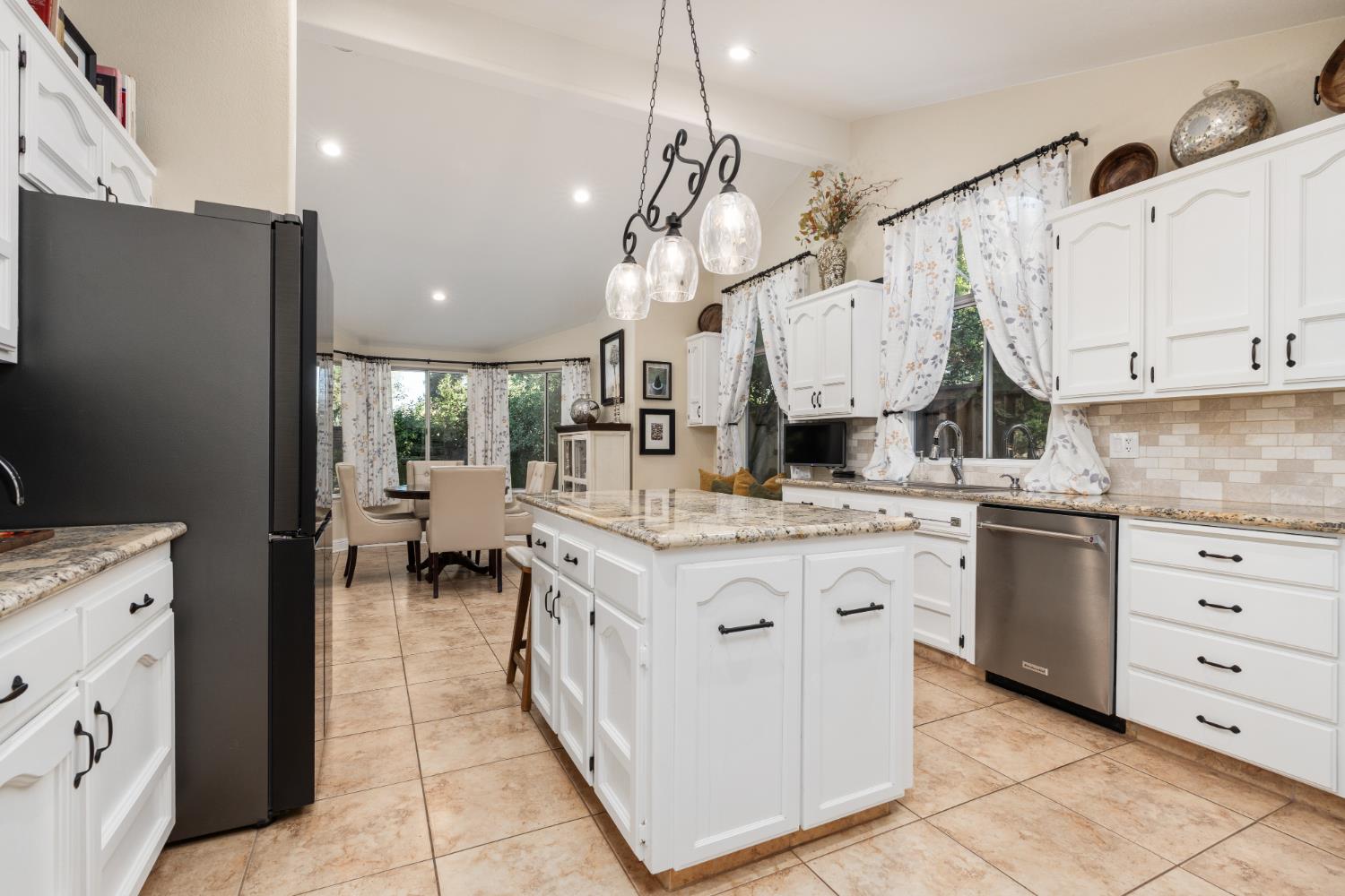 841 E Country View Cir, Fresno, CA 93730