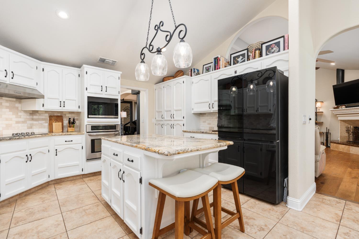 841 E Country View Cir, Fresno, CA 93730