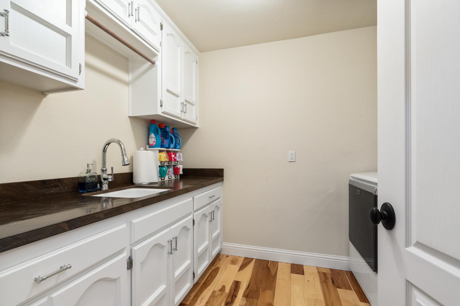 841 E Country View Cir, Fresno, CA 93730