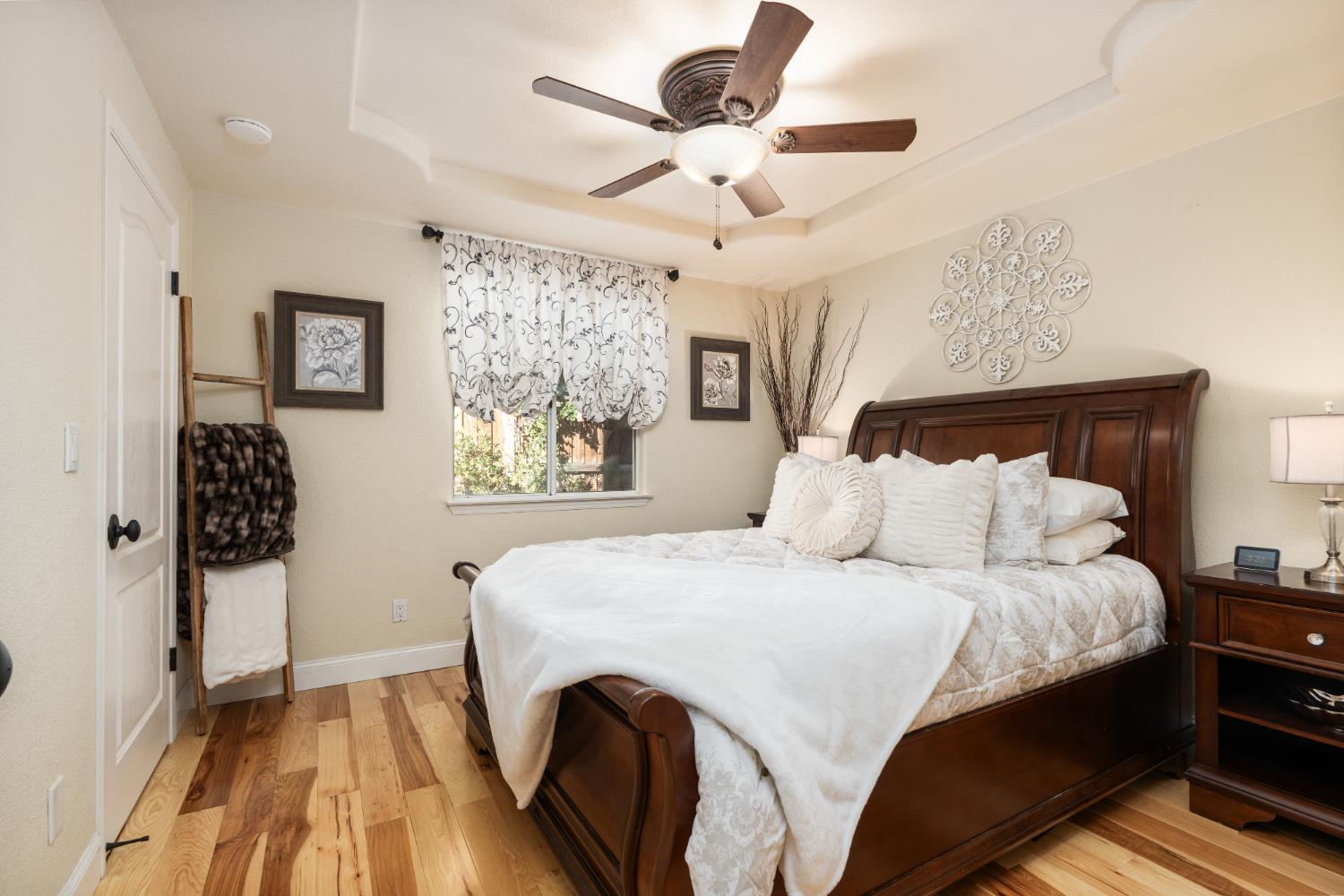 841 E Country View Cir, Fresno, CA 93730