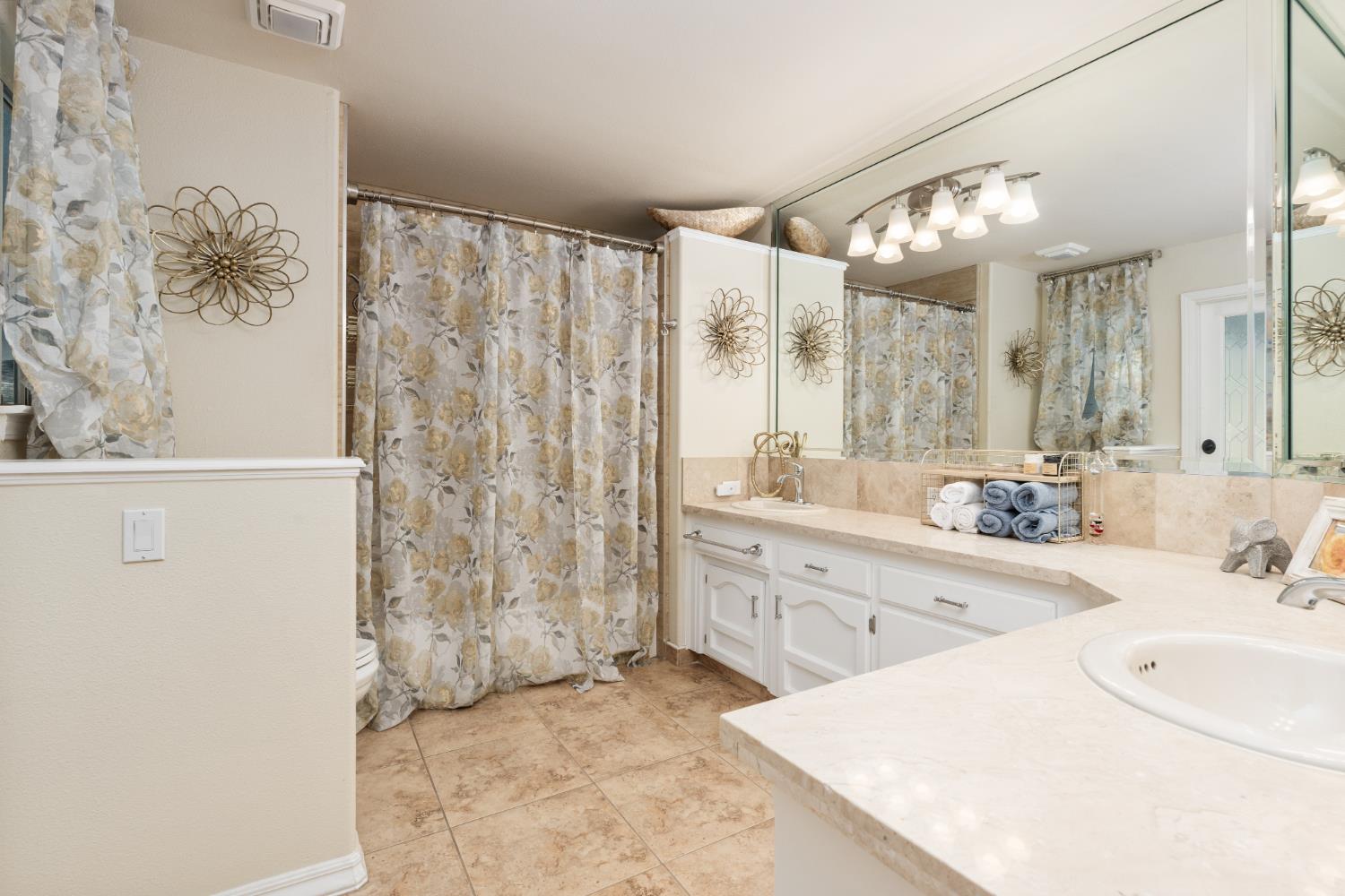 841 E Country View Cir, Fresno, CA 93730