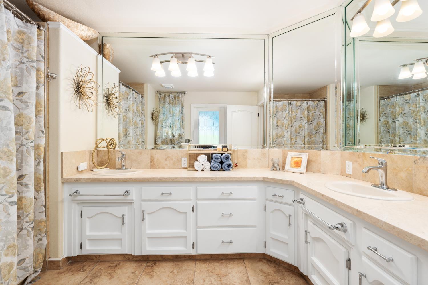 841 E Country View Cir, Fresno, CA 93730