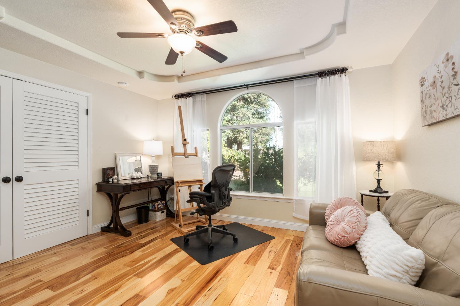 841 E Country View Cir, Fresno, CA 93730