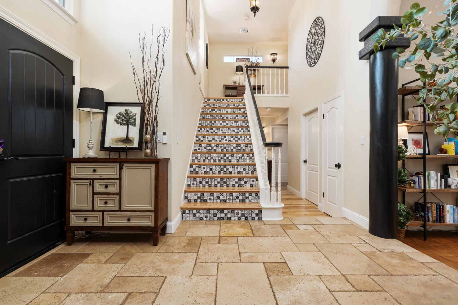 841 E Country View Cir, Fresno, CA 93730