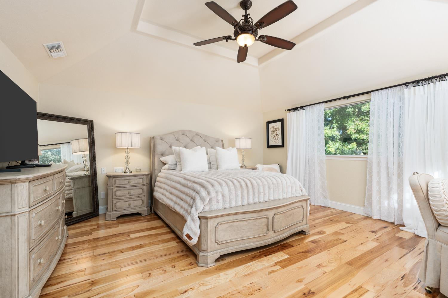 841 E Country View Cir, Fresno, CA 93730