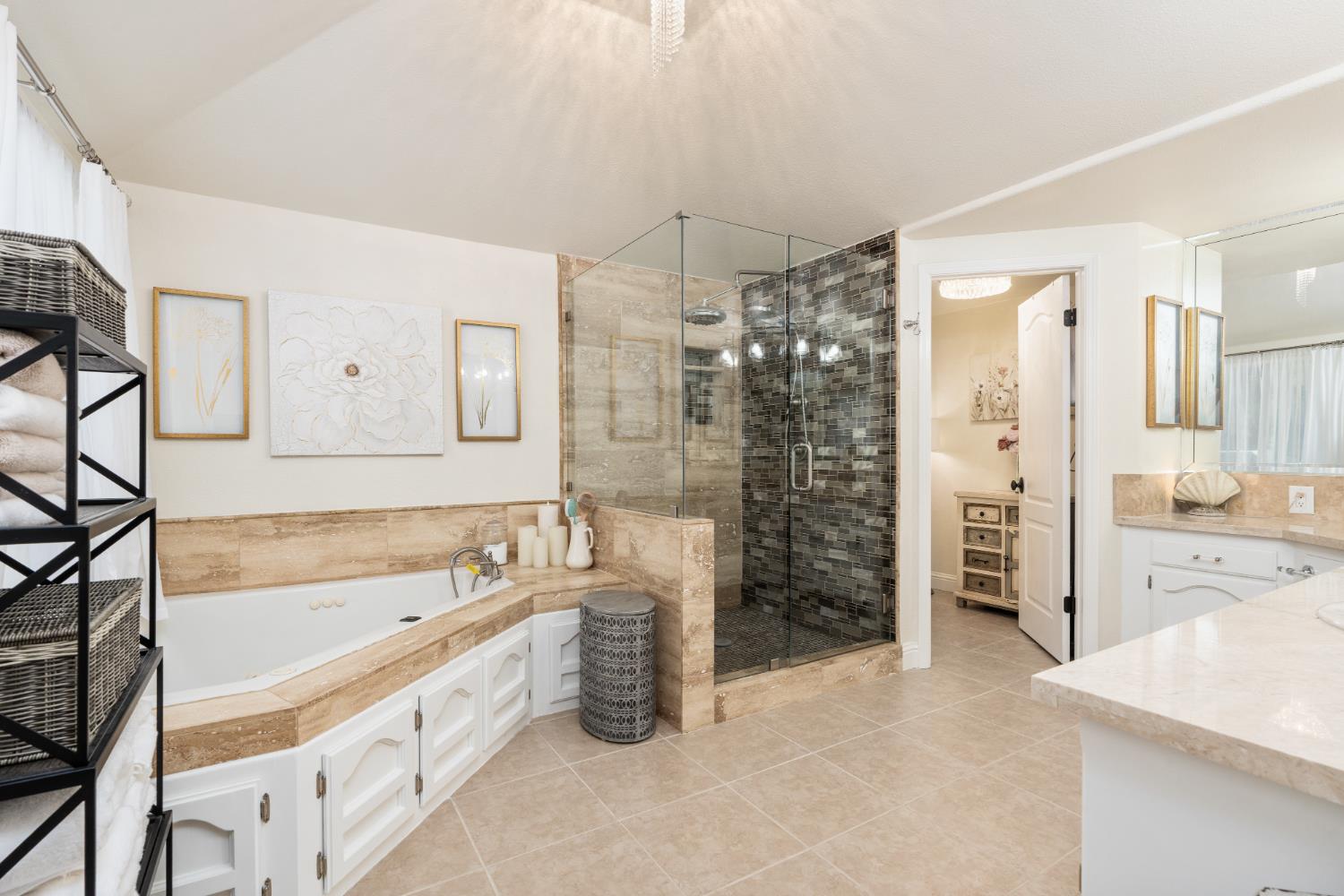 841 E Country View Cir, Fresno, CA 93730