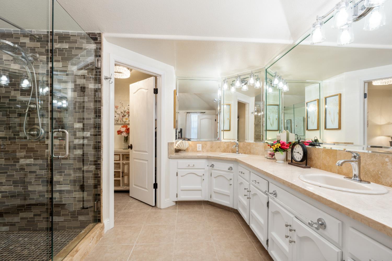 841 E Country View Cir, Fresno, CA 93730