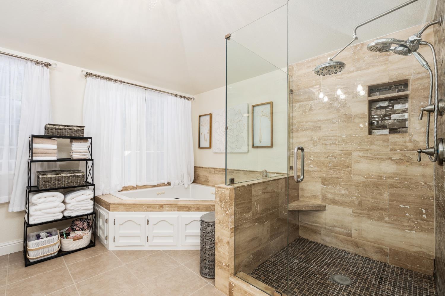 841 E Country View Cir, Fresno, CA 93730