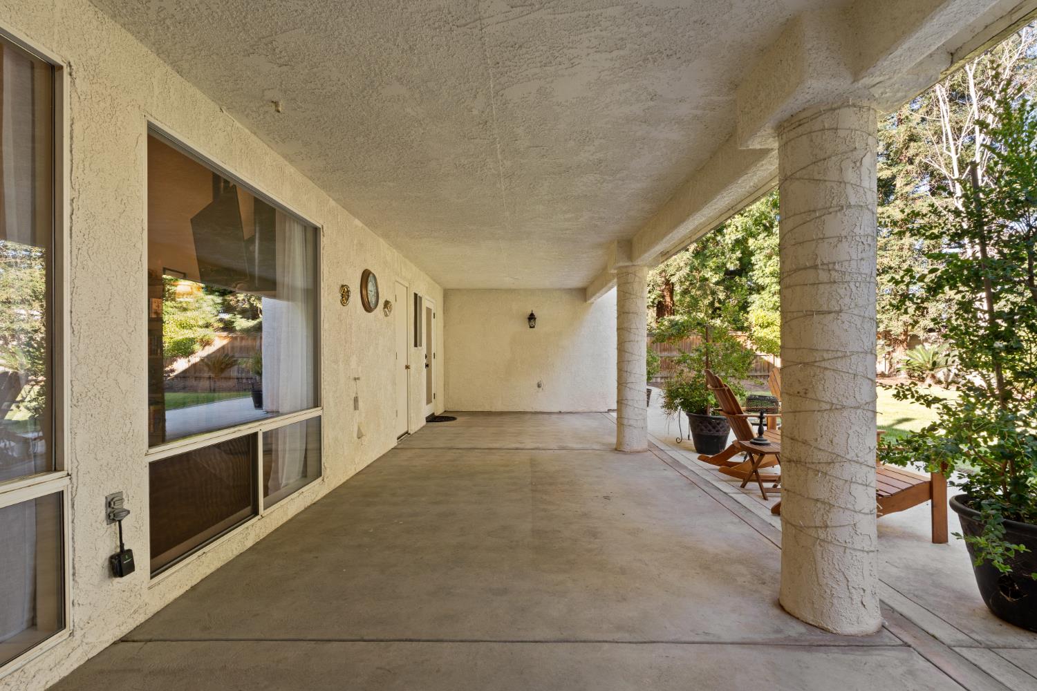 841 E Country View Cir, Fresno, CA 93730