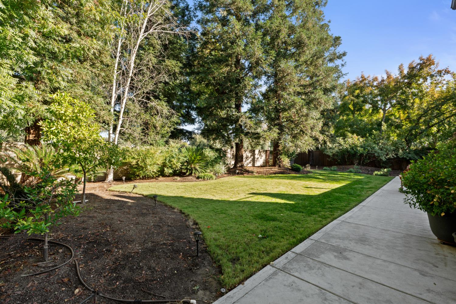 841 E Country View Cir, Fresno, CA 93730