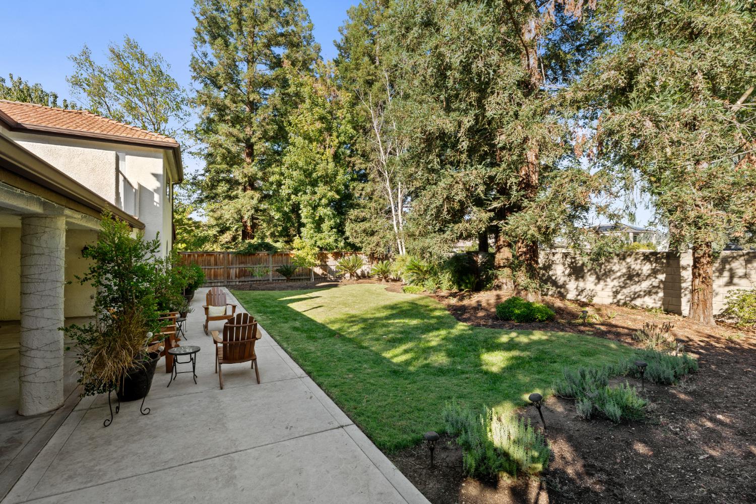 841 E Country View Cir, Fresno, CA 93730