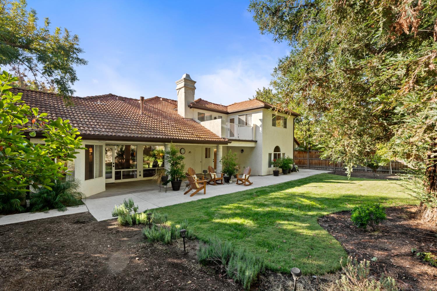 841 E Country View Cir, Fresno, CA 93730