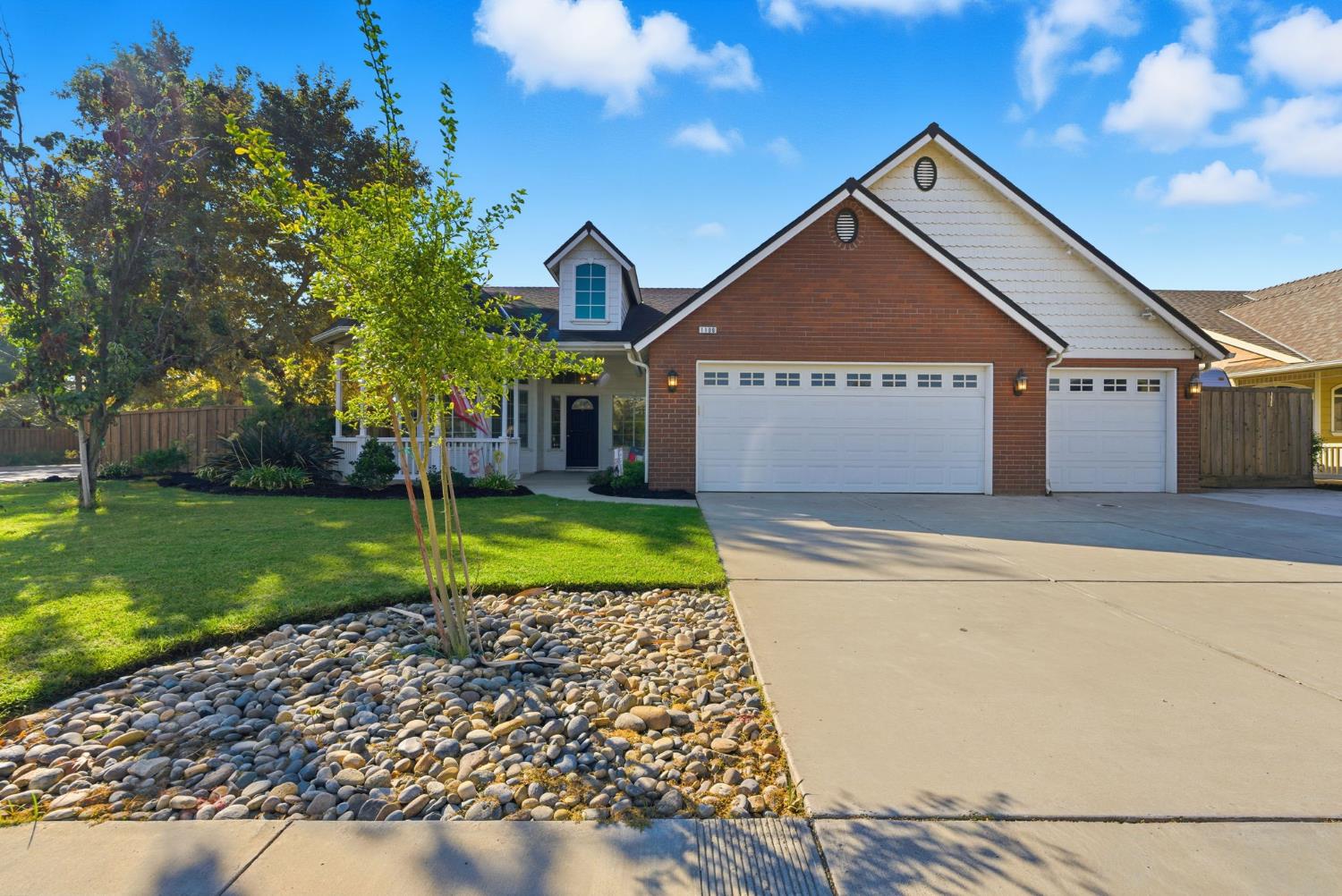 1109 W Cinnamon Ave, Hanford, CA 93230