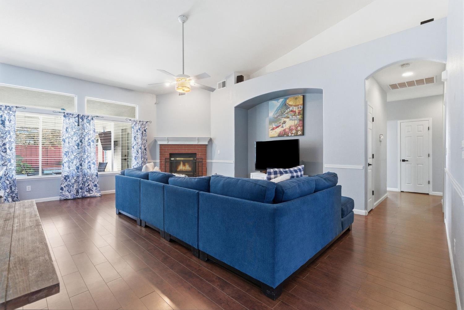 1109 W Cinnamon Ave, Hanford, CA 93230