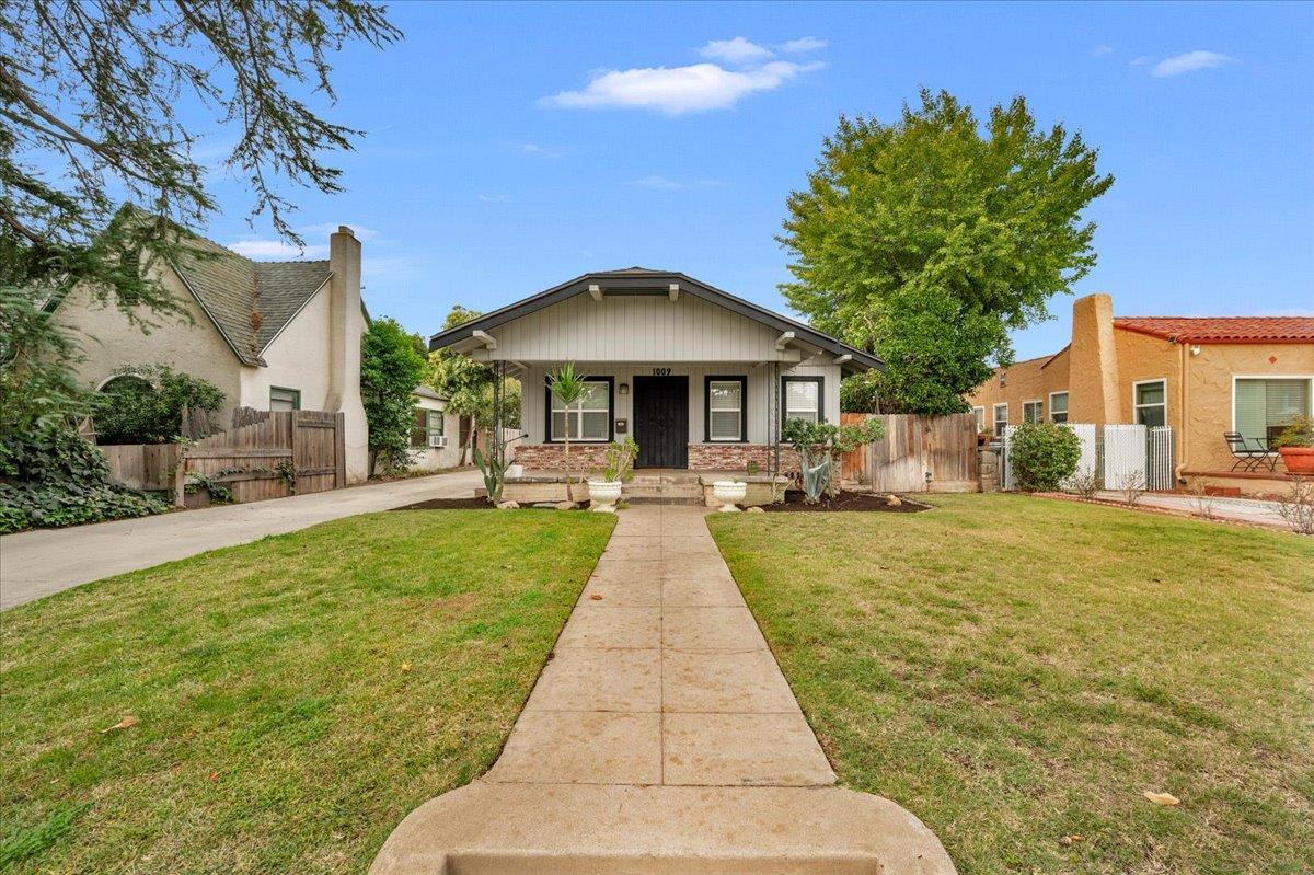 1009 N Vagedes, Fresno, CA 93728