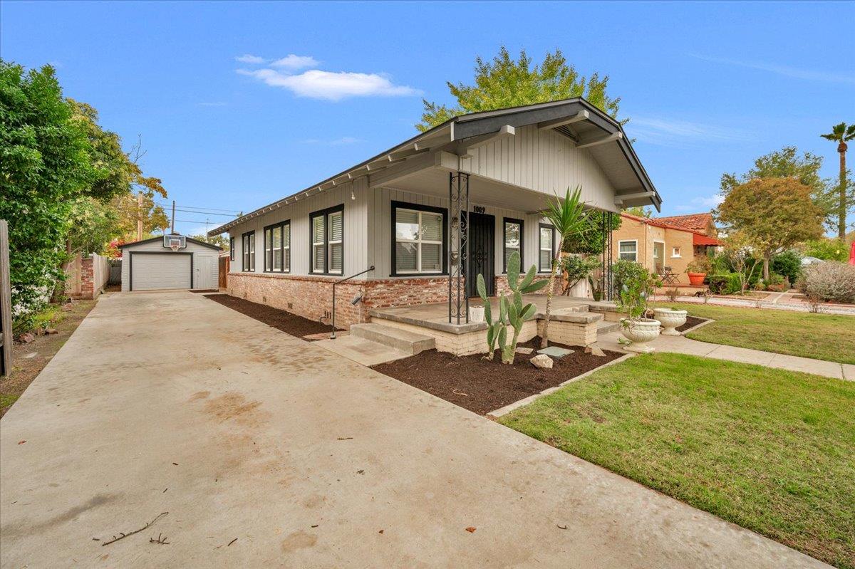 1009 N Vagedes, Fresno, CA 93728