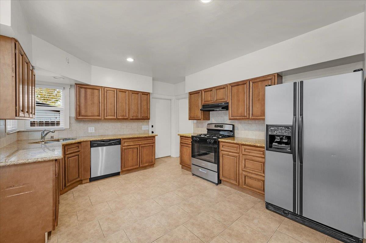 1009 N Vagedes, Fresno, CA 93728