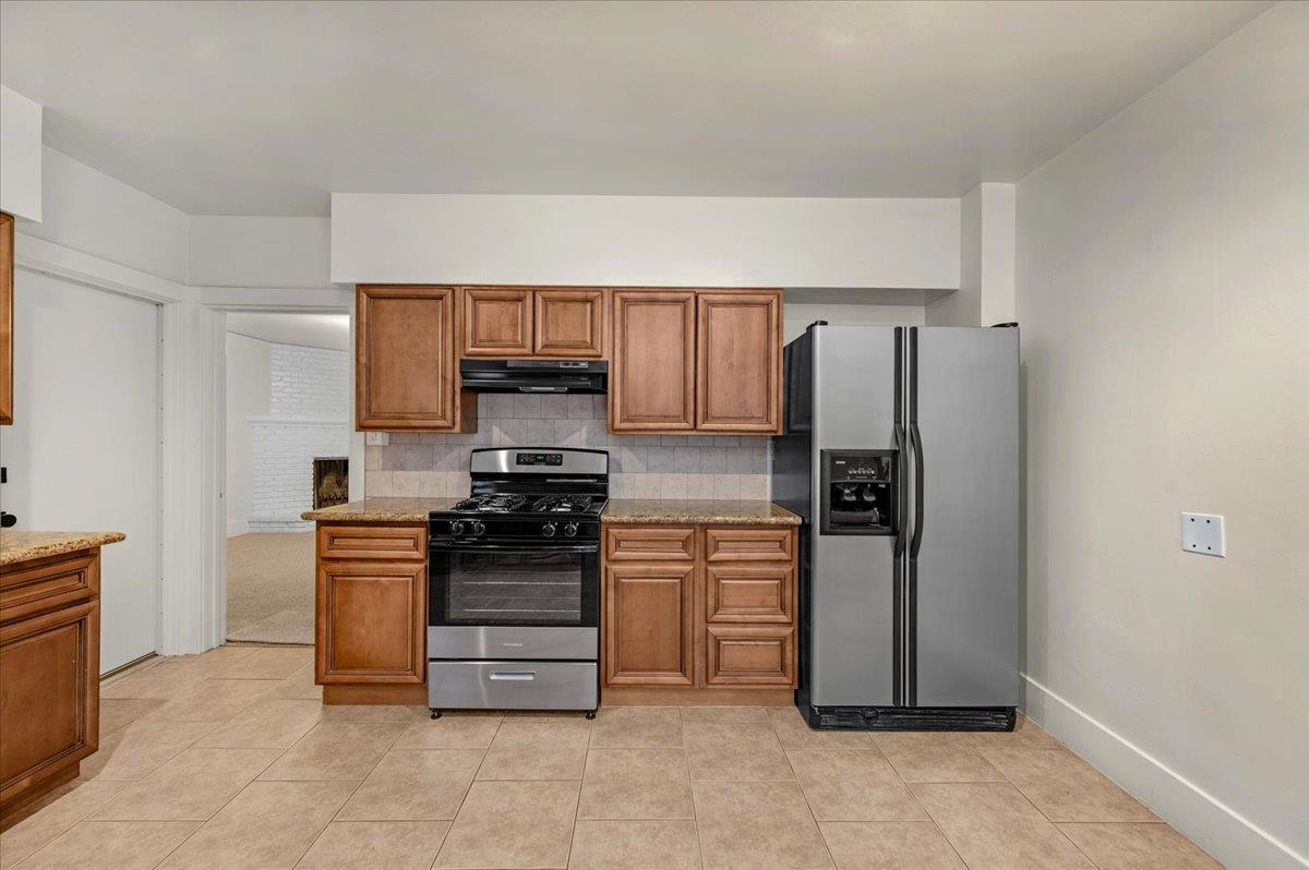 1009 N Vagedes, Fresno, CA 93728