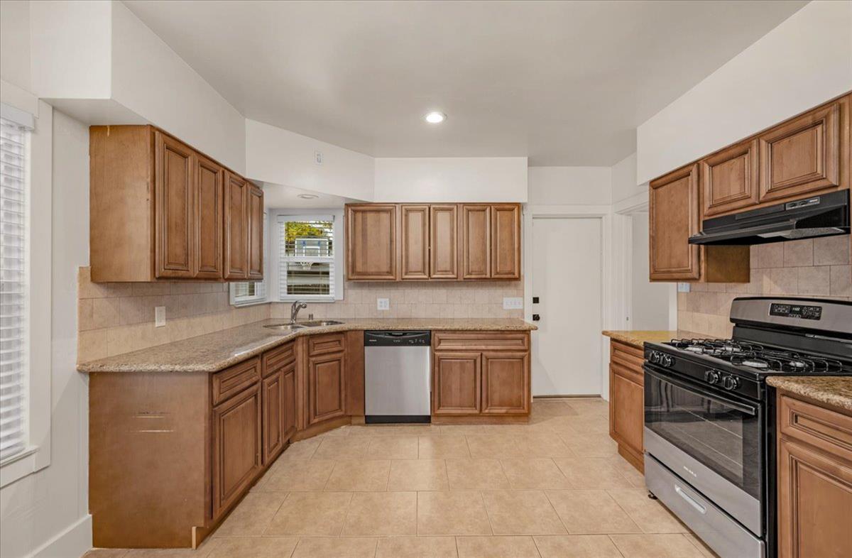 1009 N Vagedes, Fresno, CA 93728