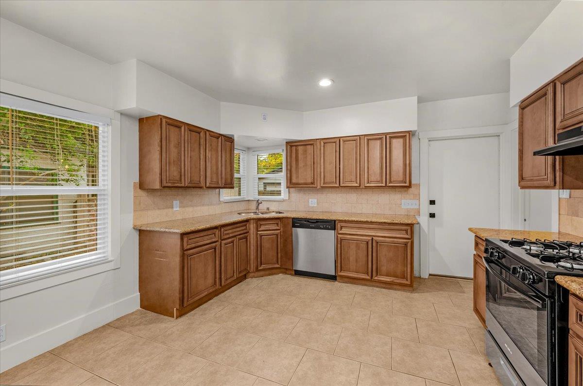 1009 N Vagedes, Fresno, CA 93728