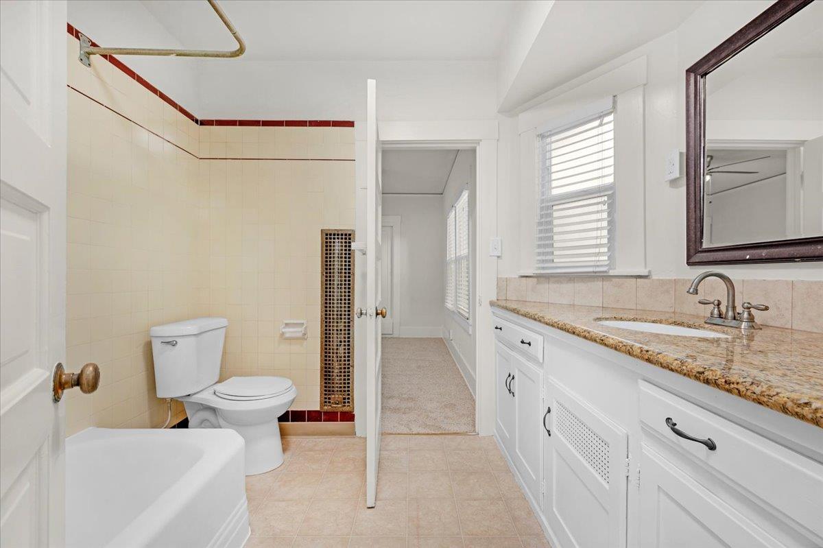 1009 N Vagedes, Fresno, CA 93728