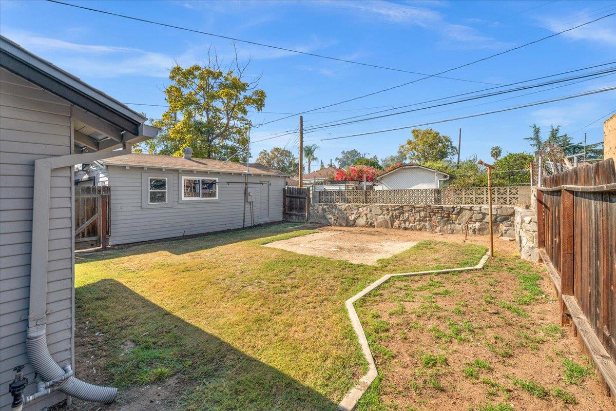 1009 N Vagedes, Fresno, CA 93728