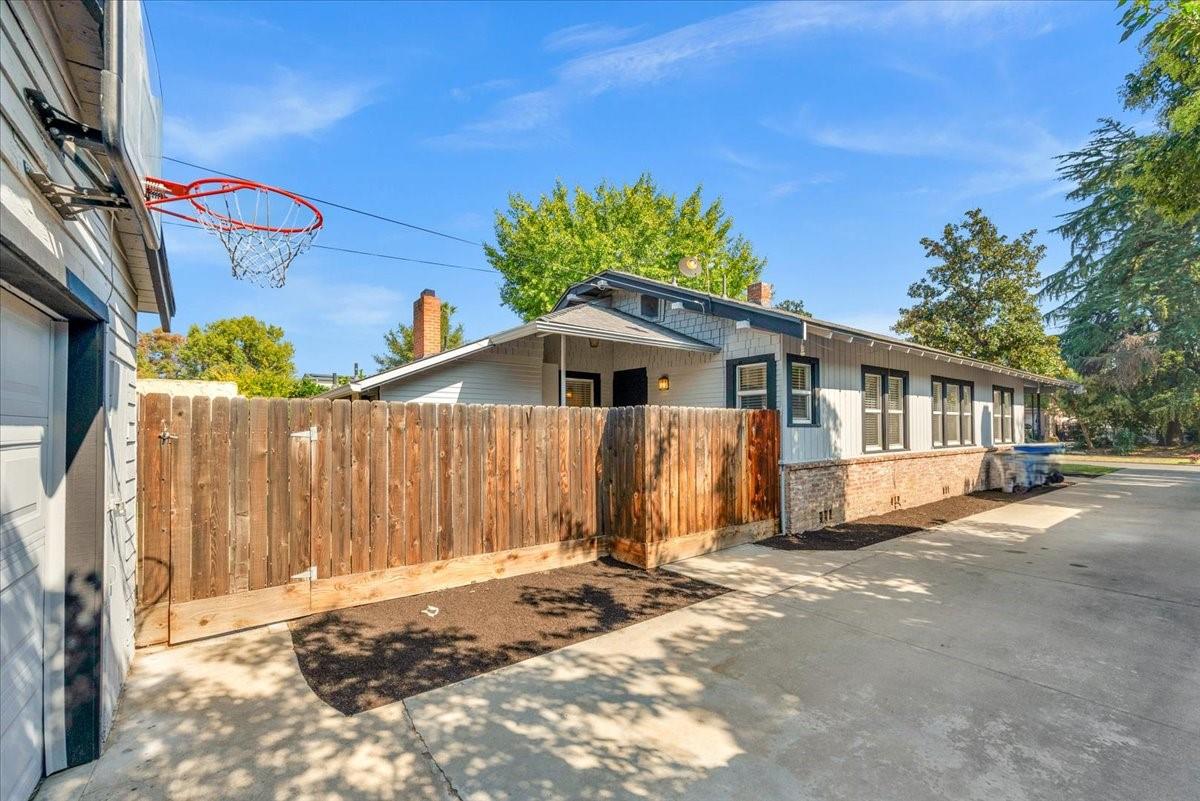 1009 N Vagedes, Fresno, CA 93728