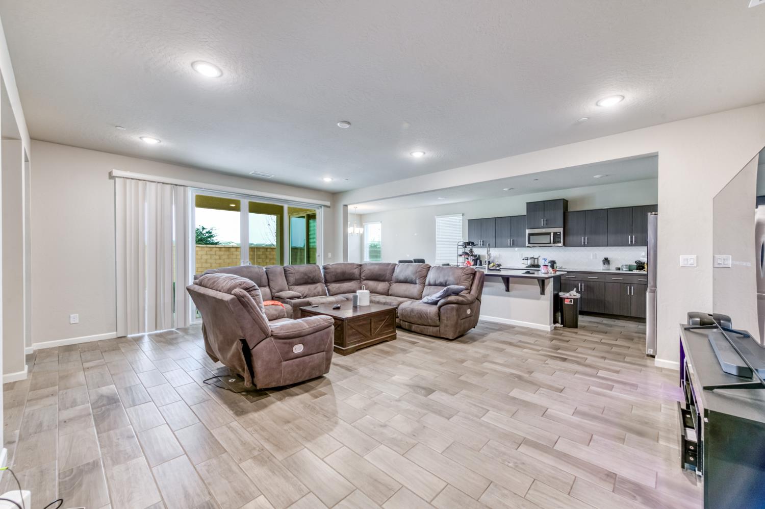 568 Atlantica Dr S, Madera, CA 93636