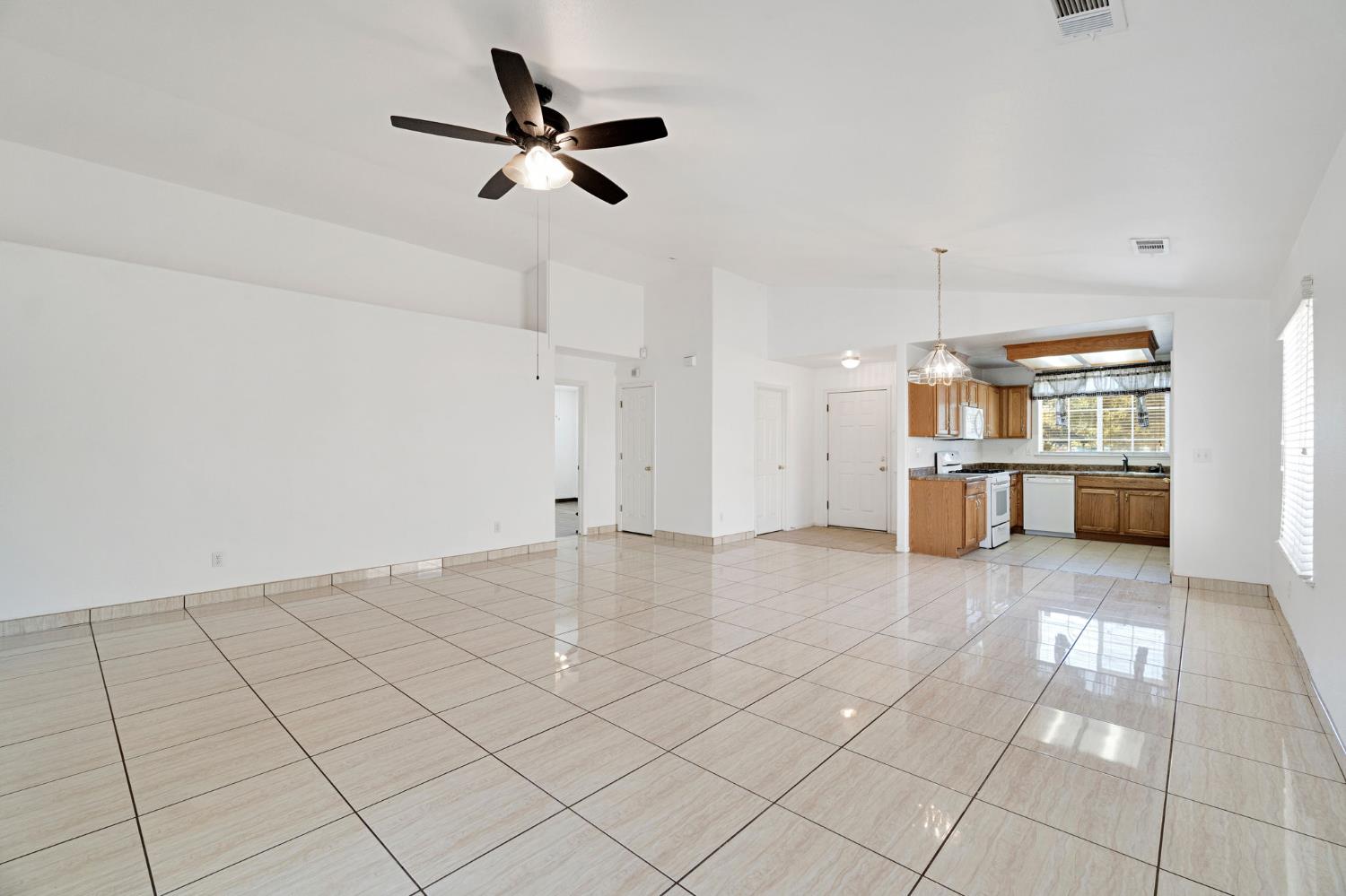 1706 Tucker Ave, Sanger, CA 93657