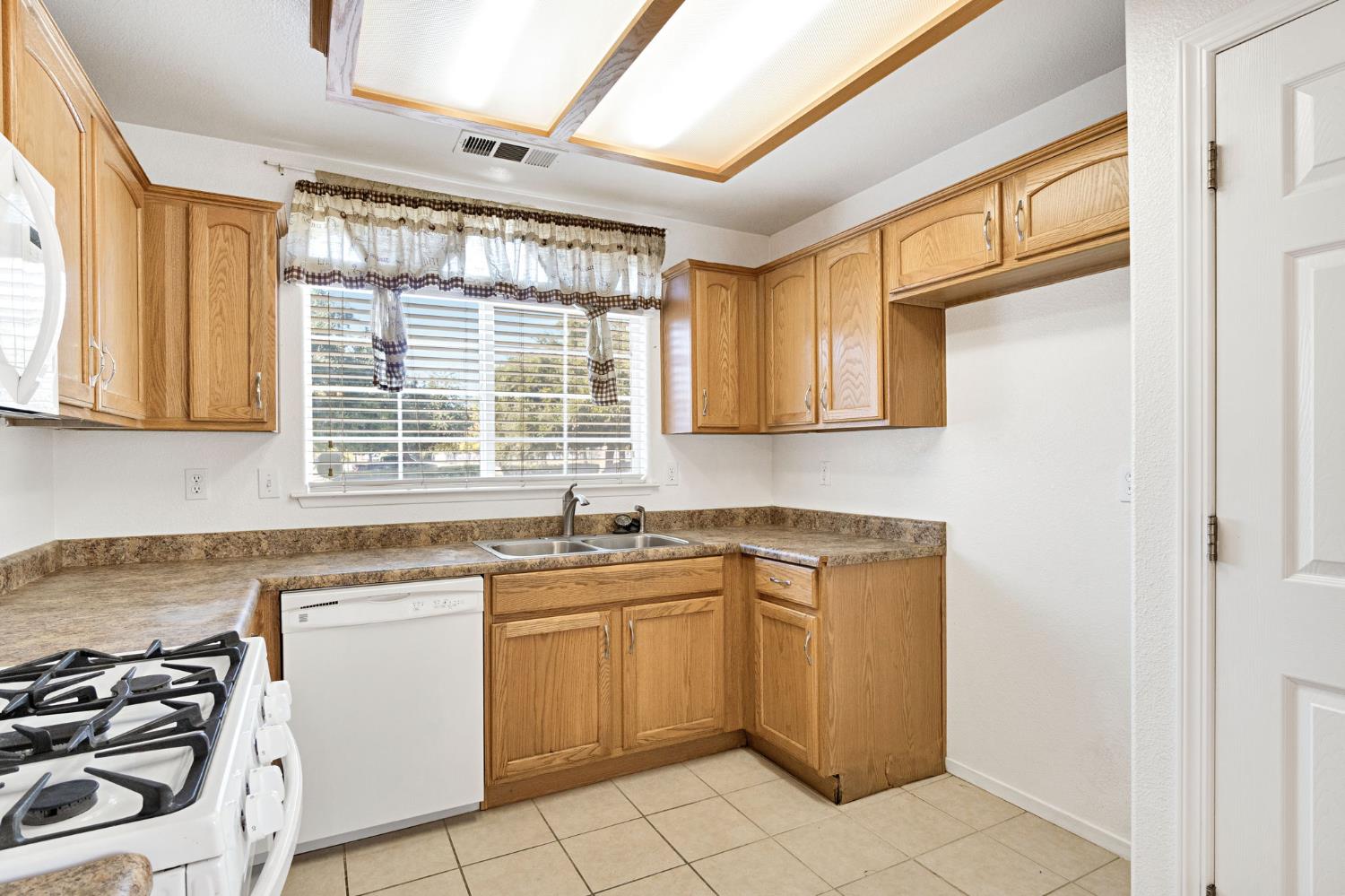 1706 Tucker Ave, Sanger, CA 93657