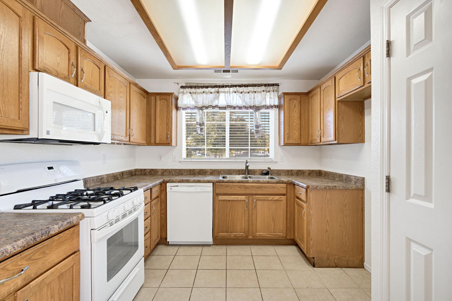 1706 Tucker Ave, Sanger, CA 93657