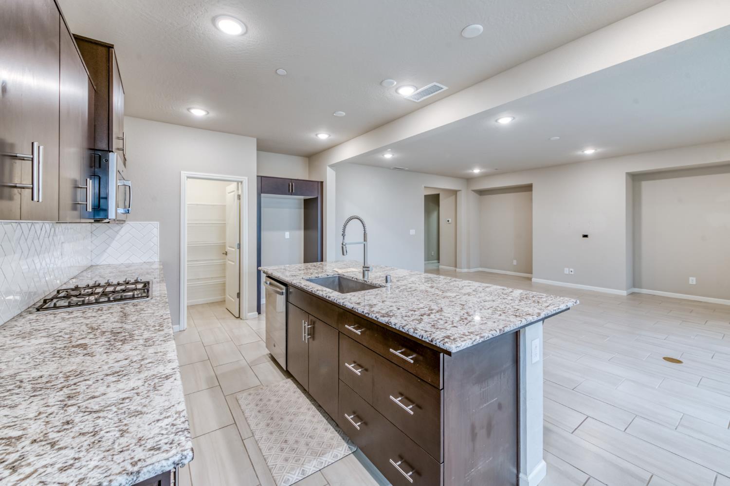 518 Traverse Dr S, Madera, CA 93636