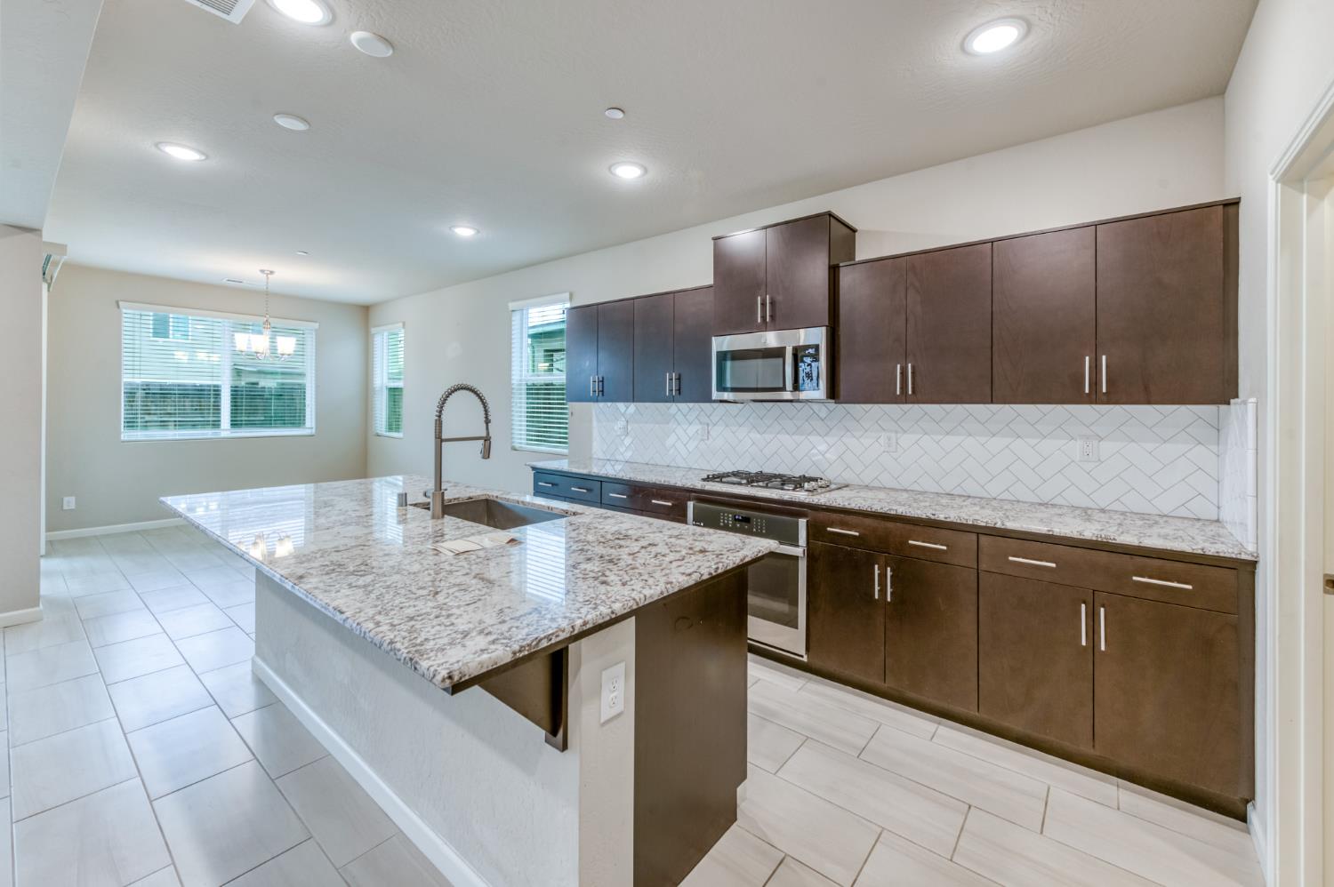 518 Traverse Dr S, Madera, CA 93636